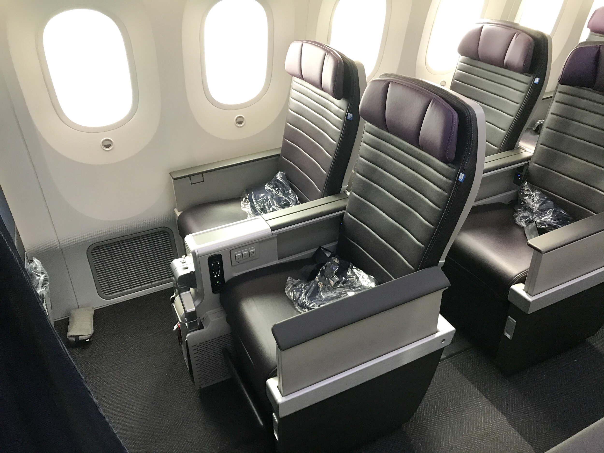 United Premium Plus / 78710 / Los AngelesNewark — Officer Wayfinder